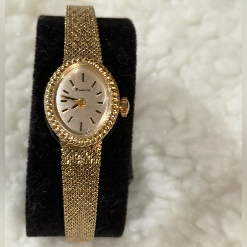 Vintage 80’s Bulova 10K Gold Filled Bracelet Watch in Original Box - Picture 5 of 16